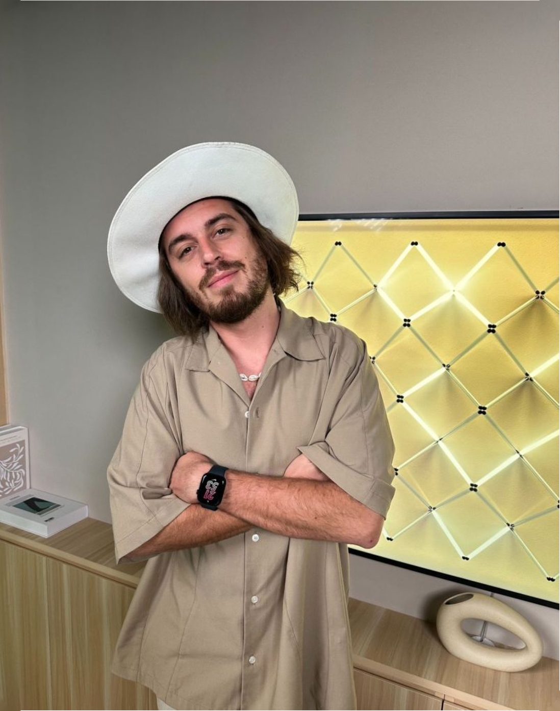 Alex, fondateur de Mush n Go, bras croisés, chapeau blanc