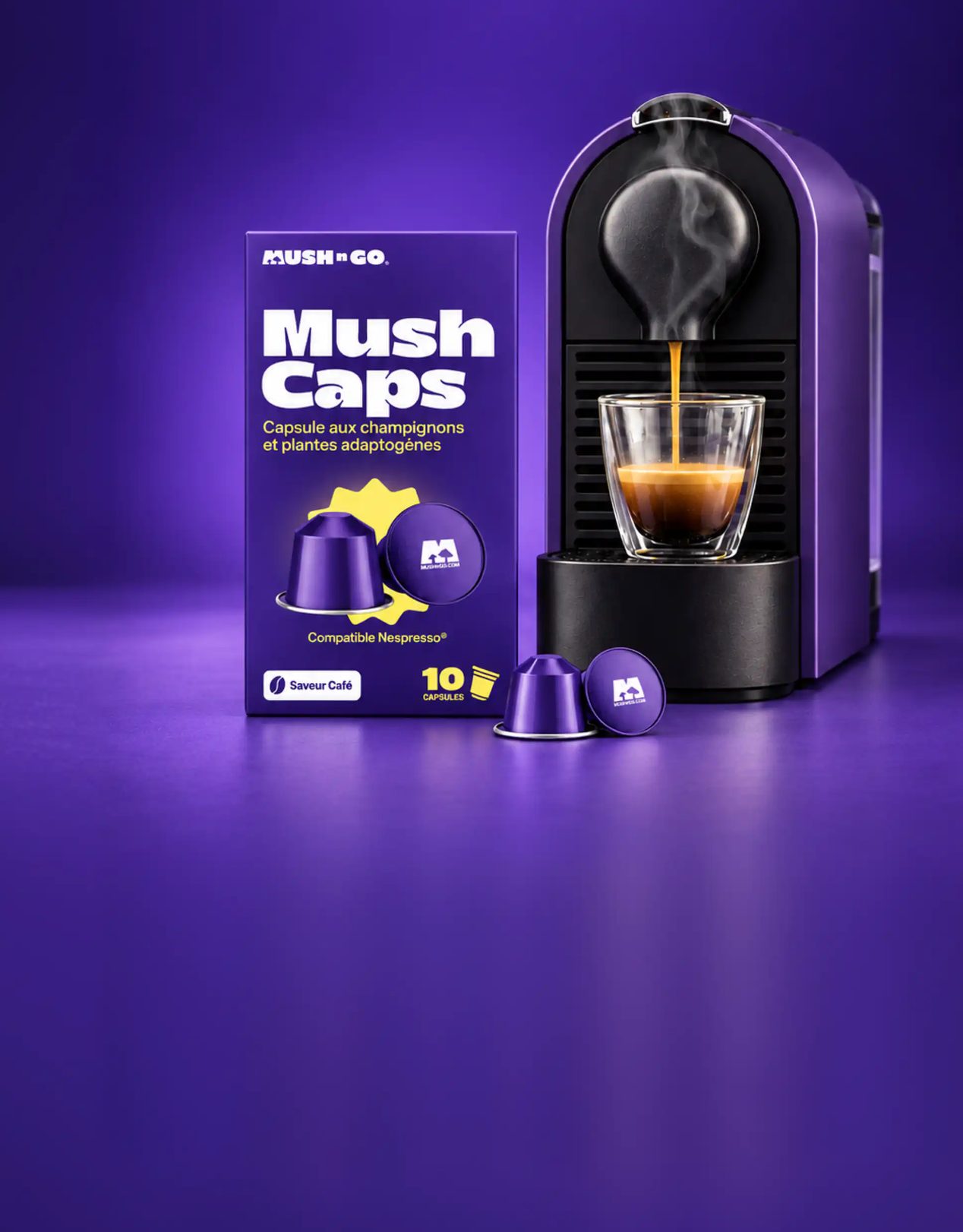 La boîte Mush Caps à côté d'une machine à capsules violette qui fait couler un café, sur fond violet