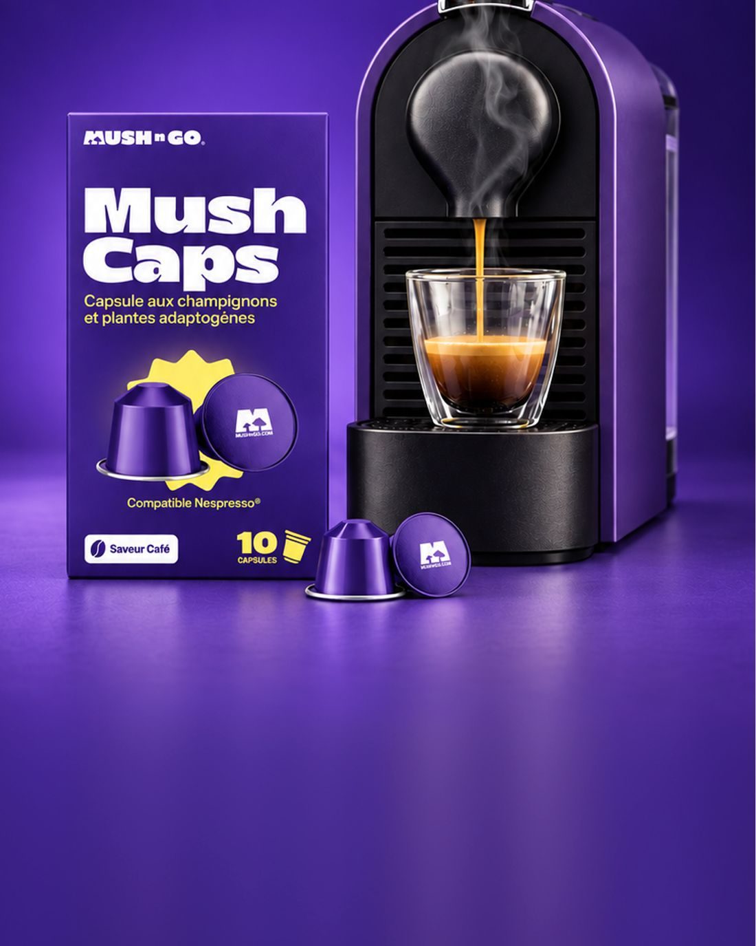 La boîte Mush Caps posée à côté d'une machine à capsules qui fait couler un espresso