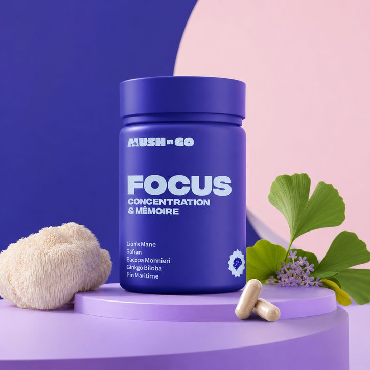 Le pot de la cure Focus sur un podium violet, avec du lion's mane et des feuilles de ginkgo