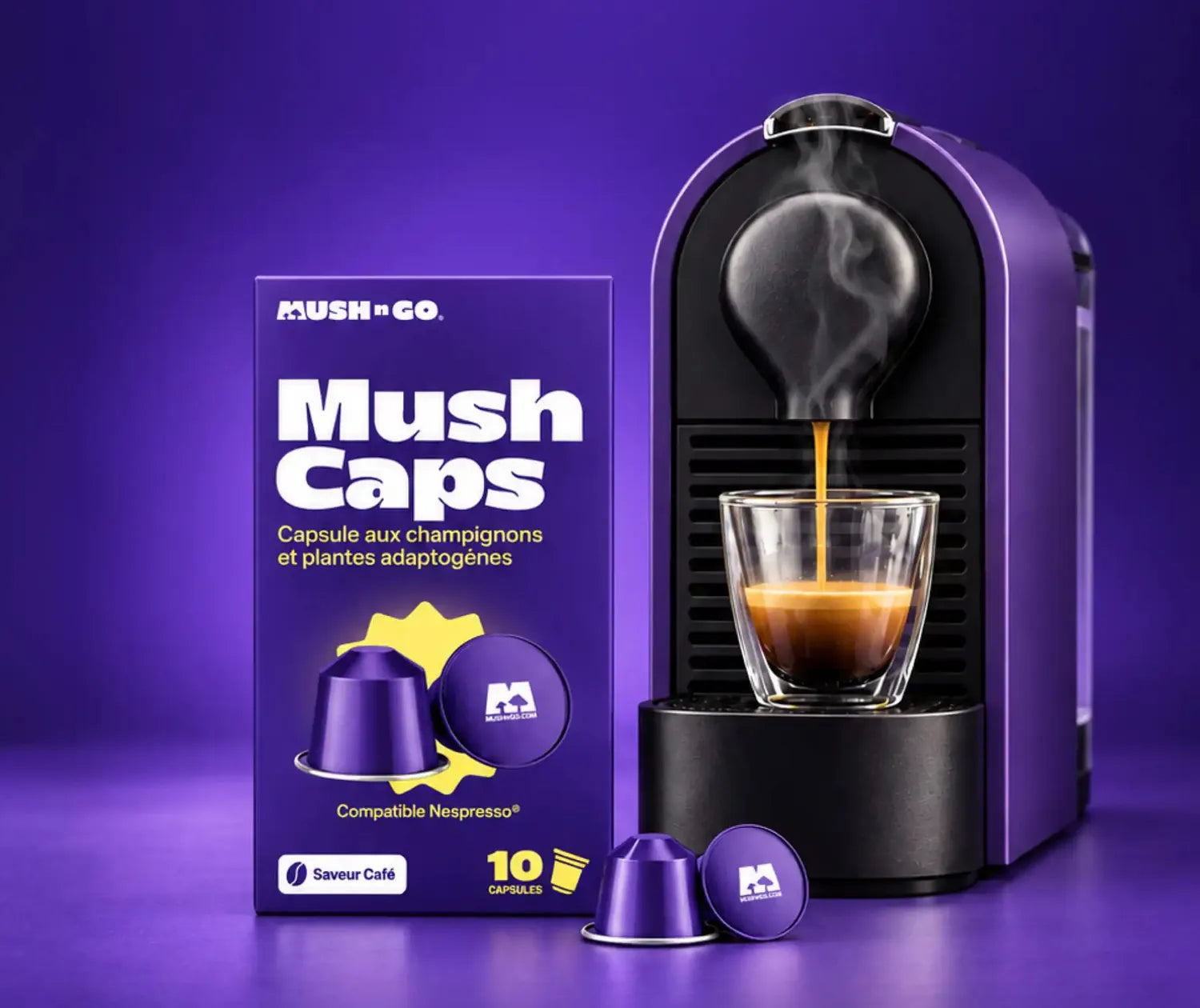 Une boîte de Mush Caps à côté d'une machine à capsules qui coule un espresso