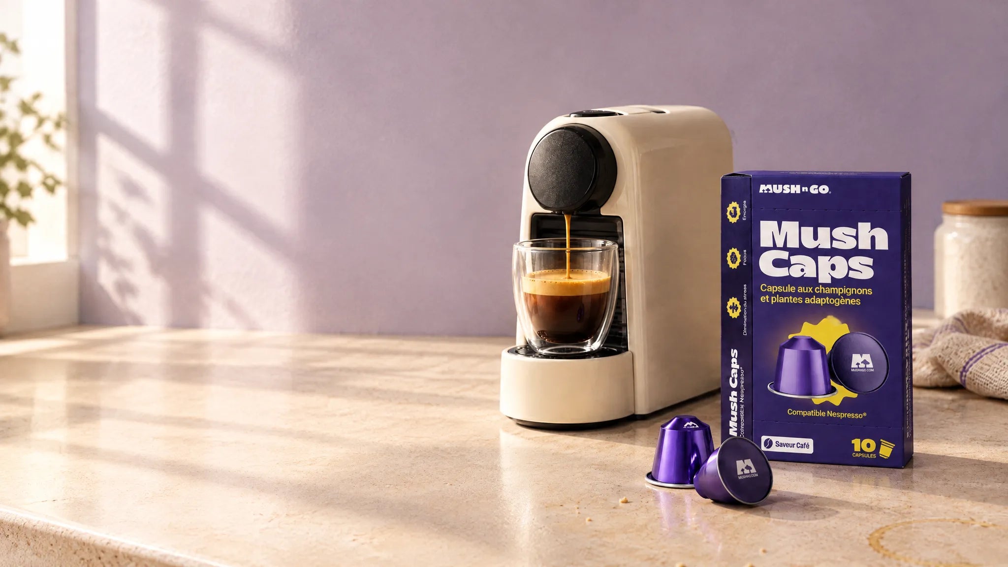 Une boîte de Mush Caps à côté d'une machine à capsules qui coule un espresso